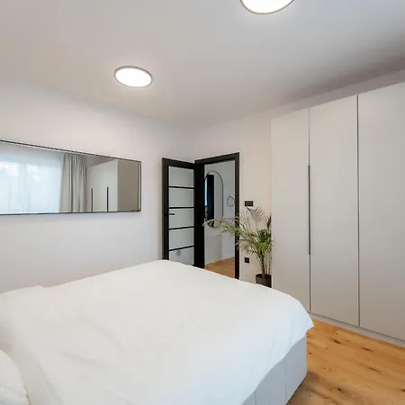 Apartmán Luxusny Klimatizovany Dvojspalnovy Narodna Trieda, Kosice, Free Parking *