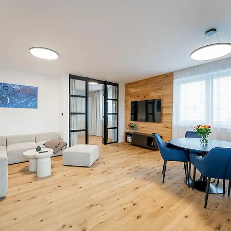 Apartmán Luxusny Klimatizovany Dvojspalnovy Narodna Trieda, Kosice, Free Parking *