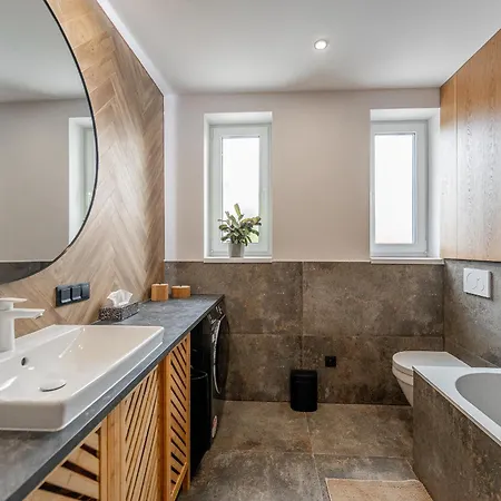 Apartmán Luxusny Klimatizovany Dvojspalnovy Narodna Trieda, Kosice, Free Parking *